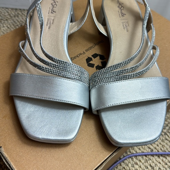 NWOT - Lifestride Womens Joy Strappy Sandal, Silver, Size 8.5W - Picture 2 of 16